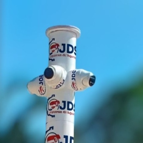 Totem de Segurança JDS com câmeras e sinalização luminosa